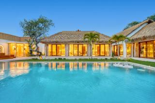 Villa El Gaucho: Brand New 9BDR Prime Location - 2