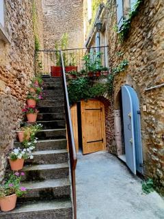 Grande maison en pierre au coeur du village provençal du XIe siecle 10 personnes - 0