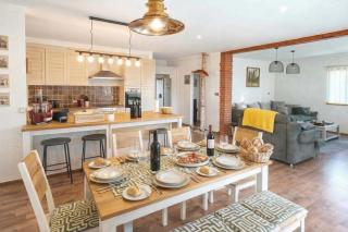 Green View Holiday Home With Pool - Happy Rentals - 6