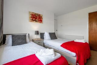 Scenic 3BR House Free Parking Near M1 Derby - 1