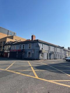 Spacious double room , Room 4 , fast WiFi ,2 room shared toilet - 3