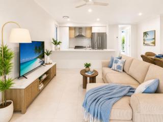 Serene Warner Stay Stylish Home for Families - 8