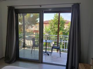 GEORGIAS Apt,brand new 2025 modern Apt in the center of Alikanas - 1