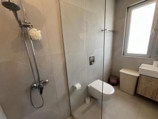 Mythical Blue Cozy 2 Bedroom En-suite Family Apartment Pool - 8