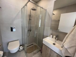 Mythical Blue Cozy 2 Bedroom En-suite Family Apartment Pool - 4