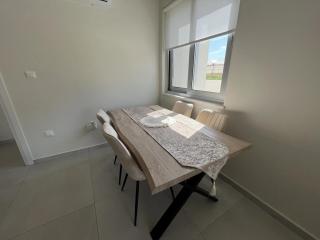 Mythical Blue Cozy 2 Bedroom En-suite Family Apartment Pool - 1