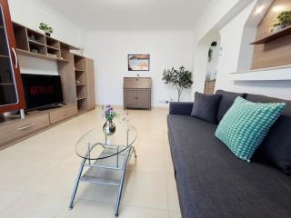Sunlit 1BR Apartment - In the Shadow of Parliament Palace - 7