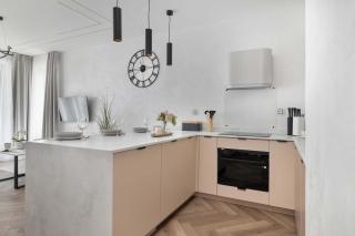 Klimatyzowany Apartament z Balkonem Miejscem do Pracy i Parkingiem by Renters Prestige - 7