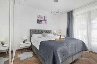 Klimatyzowany Apartament z Balkonem Miejscem do Pracy i Parkingiem by Renters Prestige - 9