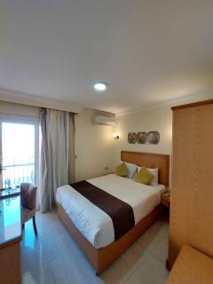 Amazing location incalssic room pyramids giza besaid big mussm world - 6