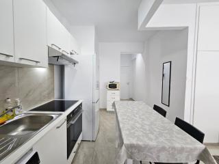 Larnaca Sunset One-Bedroom Suite, Close to the Beach - 1