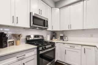 Sojourn Sleek 3BD in the Heart of Capitol Hill - 6