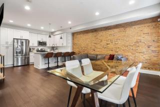 Sojourn Sleek 3BD in the Heart of Capitol Hill - 2