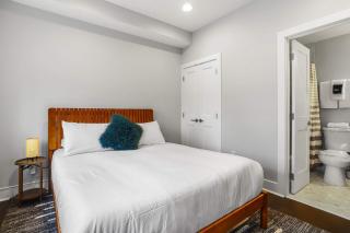 Sojourn Sleek 3BD in the Heart of Capitol Hill - 1
