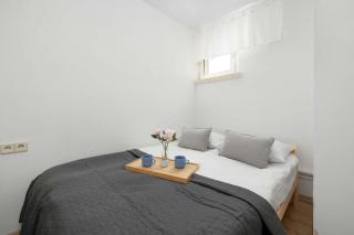 Cozy Apartment for 3 People in Great Location by Noclegi Renters - 9