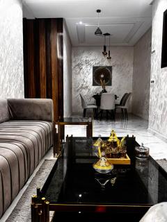 Chic, Modern & Bright Apartment - 9