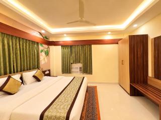 Wildberrys Inn - Luxurious Stay - Free Breakfast - Swimming Pool - Room with living Room - 9