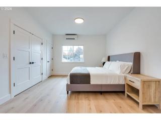 Modern King Retreat Fireplace Near Autzen - 0