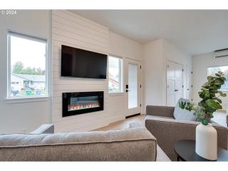 Modern King Retreat Fireplace Near Autzen - 1