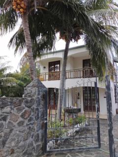 Welcoming villa with sea, mountain, and garden views - 8