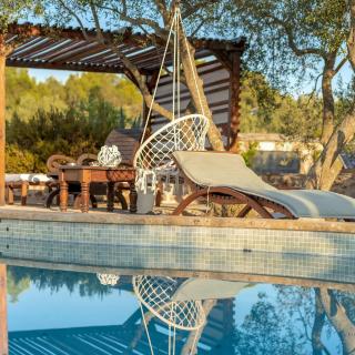 Spacious House with Private Pool in Stari Grad - 9