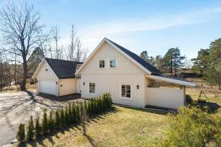 Nyoppført enebolig sentralt med eget spa - 0