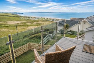 Modern balcony property, Sea views over Newgale - 9
