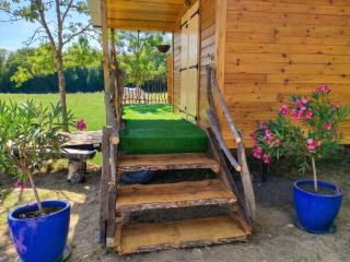 Roulotte à la campagne avec son spa à Cabariot - 3
