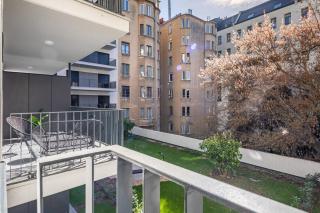 Rooftop Access - Balcony - Central - 8