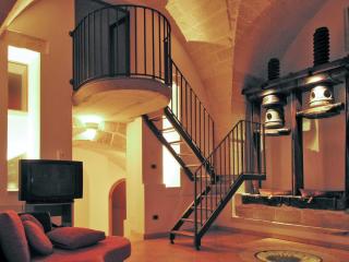 Comfortable House with Fenced Garden - Surano - Fireplace - 9