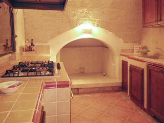 Comfortable House with Fenced Garden - Surano - Fireplace - 3