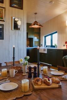 Cosy Countryside Cabin, Sleeps 8 with Hot Tub and BBQ - 7