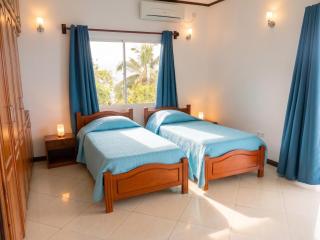 Elegant Villa with Sea View in Victoria - 3
