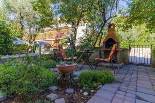 Spacious apartment in Stari Grad, 80 m², serene garden - 4