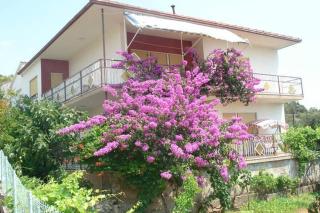 Family-friendly apartment with parking in Vinišće, 100 m² - 1