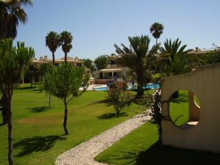 Charming house in Alvor with shared pool - 0