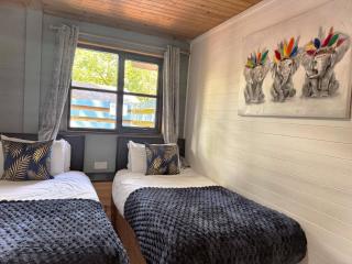 Goldcrest 1-Hot Tub-Woodland Lodges-Carmarthenshire-Tenby - 8