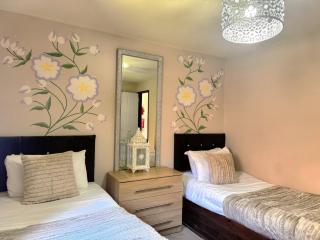 Primrose 18 Hot Tub-Tenby - 1