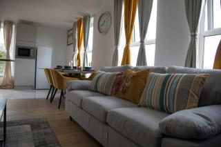 #176 Modern Flat in Central Warrington - Sleeps 5 - 9