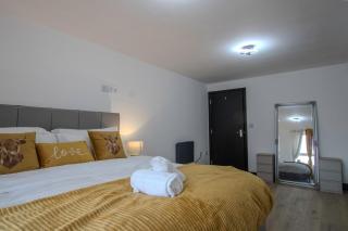 #176 Modern Flat in Central Warrington - Sleeps 5 - 7