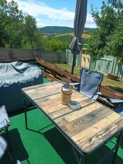 CHILLY WILLY Retro Caravan & Hot Tub - 7