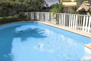 Bungalow charmant à Sainte-Rose avec terrasse et piscine - 0
