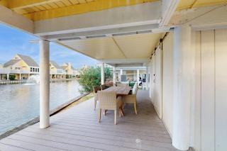 Waterfront villa with multi level home shared pool & easy beach access - 8