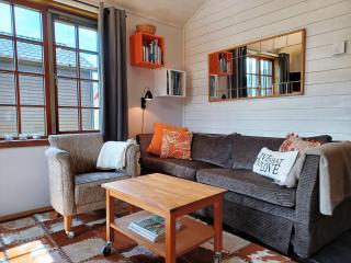 Cabin by lake with fireplace - 9