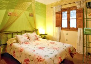 Charming House in Robledillo de Gata with Fireplace and Terrace - 8