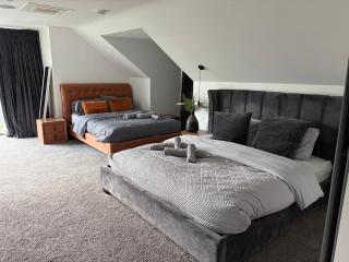 Modern Luxury Home Sleeps 20 - 6