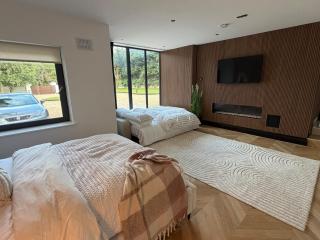 Modern Luxury Home Sleeps 20 - 5