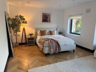 Modern Luxury Home Sleeps 20 - 4