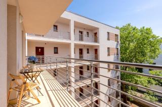 Prime Stay - Modern 2 Bedroom Family Apartment with Balcony & Parking Included - 7