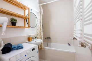 Prime Stay - Modern 2 Bedroom Family Apartment with Balcony & Parking Included - 5